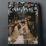 Red Holly Snowflakes 1. Weihnachtsfeier Foto Fotoplatte<br><div class="desc">Schöne Schneeflocke zum Thema Erste Weihnachten Als Mr. & Mrs. Nachname Foto-Plakette mit Ihrem Foto bedruckt,  die Plakette bedeckt,  hübsche weiße Schneeflocken,  rote Heilige Beeren mit grünen Blätter,  und Ihren Namen und das Jahr.</div>