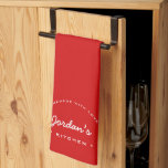 Red Homemade mit Liebe Custom Your Kitchen Geschirrtuch<br><div class="desc">Das "Red Homemade with Liebe Custom Your Kitchen Kitchen Towel" - ein kulinarisches Wesentliches, das mit persönlichem Flair inmitten eines kulinarischen Engagements entworfen wurde. Genießen Sie die Freude am Kochen mit einer personalisierten Touch. Dieses Küchentuch wird zu einer Leinwand für Ihre Kreativität, sodass Sie es mit einem Namen, der einen...</div>