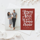 Red Joyeux Noël et Bonne Année Script Foto Feiertagspostkarte<br><div class="desc">Joyeux Noël und Bonne Année! Senden Sie Ihre Urlaubswünsche mit dieser individuell gestaltbaren Weihnachtspostkarte für das Foto an Freunde und Familie. Diese französische Weihnachtskarte zeichnet sich durch moderne Kalligraphie aus. Personalisieren Sie diese, indem Sie Ihre Daten hinzufügen. Dieses Foto Weihnachts-Postkarte ist in anderen Farben und Karton erhältlich. Matching-Elemente sind verfügbar....</div>
