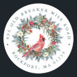Red Kardinal Wreath Christmas Return Address Label Runder Aufkleber<br><div class="desc">Fügen Sie Ihren Winter- oder Weihnachtskuversen eine besondere Touch hinzu. Entworfen,  um mit der Eleganten Weihnachtsfeier und Kardinal Kollektion koordiniert. Ein roter Kardinal liegt in einem traditionellen Kiefernhain mit Beeren,  Pineconen und Blume. Ihre Adresse ist oben und unter dem festlichen Blumenstrauß geschrieben.</div>