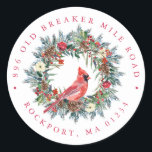 Red Kardinal Wreath Christmas Return Address Label Runder Aufkleber<br><div class="desc">Fügen Sie Ihren Winter- oder Weihnachtskuversen eine besondere Touch hinzu. Entworfen,  um mit der Eleganten Weihnachtsfeier und Kardinal Kollektion koordiniert. Ein roter Kardinal liegt in einem traditionellen Kiefernhain mit Beeren,  Pineconen und Blume. Ihre Adresse ist oben und unter dem festlichen Blumenstrauß geschrieben.</div>