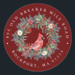 Red Kardinal Wreath Christmas Return Address Label Runder Aufkleber<br><div class="desc">Fügen Sie Ihren Winter- oder Weihnachtskuversen eine besondere Touch hinzu. Entworfen,  um mit der Eleganten Weihnachtsfeier und Kardinal Kollektion koordiniert. Ein roter Kardinal liegt in einem traditionellen Kiefernhain mit Beeren,  Pineconen und Blume. Ihre Adresse ist oben und unter dem festlichen Blumenstrauß geschrieben.</div>