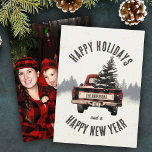 Red Kariert Christmas Tree Custom Family Name Foto Feiertagskarte<br><div class="desc">Mit unserer Retro-karierten Weihnachtsbaum-LKW-Karte senden Sie uns herzliche Urlaubswünsche! Personalisiert mit Ihrem Familiennamen,  familiärem Foto,  ist es die perfekte Art,  in dieser Saison feierlichen Beifall und nostalgischen Charme mit den Lieben zu teilen.</div>