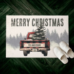 Red Kariert Merry Christmas Truck Custom Familienn Fußmatte<br><div class="desc">Frohe Weihnachten! Herzlich willkommen im festlichen Stil mit unserem rustikalen Retro-karierten Weihnachtsbaumwagen Tür! Mit dem Familiennamen und dem Jahr ist es die perfekte Touch,  um Ihren Einstieg angenehm und hell zu machen.</div>