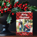Red Kariert Tartan Frohe Weihnachtsbrief Foto Feiertagskarte<br><div class="desc">Ein klassisches kariertes Tartan-Muster hinter Ihrer 2-Zimmersenkrechten Familienkollage für eine festliche,  traditionelle Frohe Weihnachtskarte. Einfache und schöne Weihnachtskarten,  die ein drittes Foto auf der Innenseite enthalten.</div>