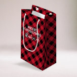 Red Kariert Tartan Name Christmas Kleine Geschenktüte<br><div class="desc">Moderne Weihnachtsgeschenktasche mit rustikalem,  kariertem Tartan-Muster,  den Frohen Festtagen "MERRY CHRISTMAS" und dem Empfängernamen in einem eleganten Script-Schriftart.</div>