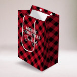 Red Kariert Tartan Name Christmas Mittlere Geschenktüte<br><div class="desc">Moderne Weihnachtsgeschenktasche mit rustikalem,  kariertem Tartan-Muster,  den Frohen Festtagen "MERRY CHRISTMAS" und dem Empfängernamen in einem eleganten Script-Schriftart.</div>