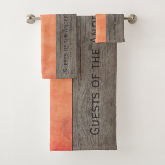 Red Lava mit Holzplanen und Ihrem Text Badhandtuch Set