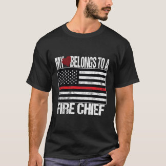 Red Line Flag mein Herz gehört zu einem Feuerwehrm T-Shirt
