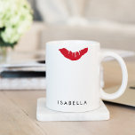 Red Lip Print Personalisiert Kaffeetasse<br><div class="desc">Wenn es nicht Lippenstift auf dem Halsband ist, sondern auf der Tasse, die Ihnen eine Geschichte erzählt, nehmen Sie diesen super niedlichen personalisierten Schlamm. Das Design zeichnet sich durch einen roten Lippenprint auf der Felge und einen Namen, ein Monogramm oder eine Nachricht in einer modernen schwarzen Blockschrift aus.</div>