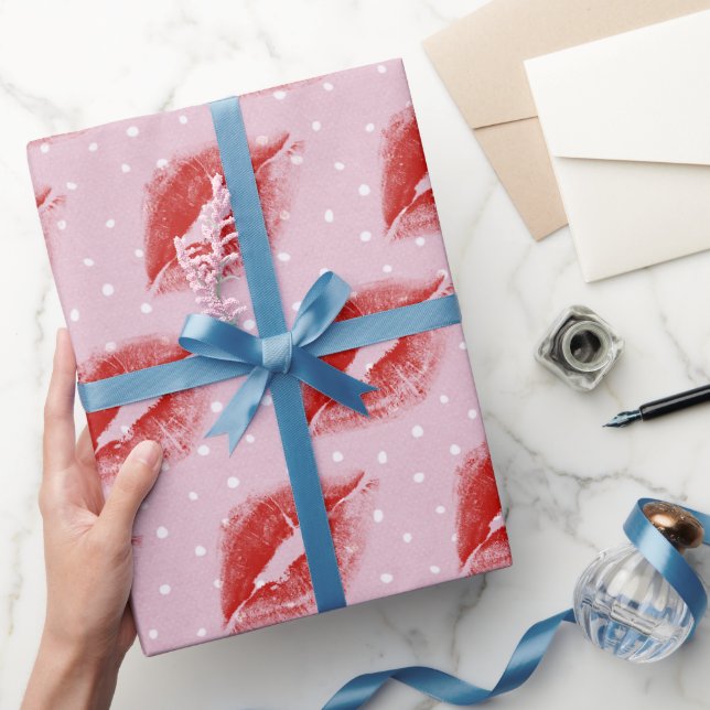 Red Lipstick Kiss auf Polka Dots Geschenkpapier (Schenken)