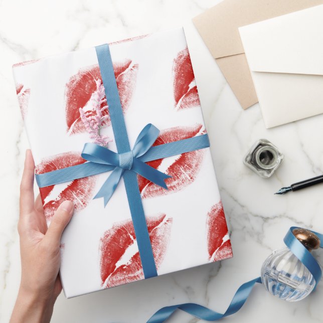 Red Lipstick Kiss auf Weiß Geschenkpapier (Schenken)