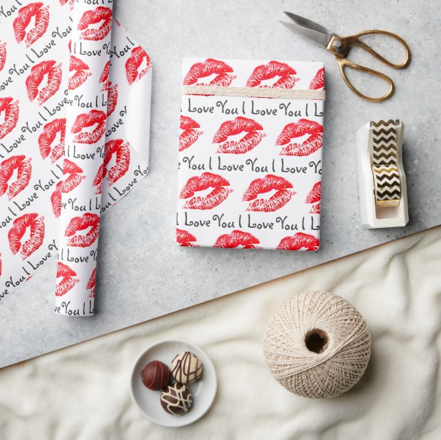 Red Lipstick Kisses and I Love You Geschenkpapier (Kunsthandwerk)