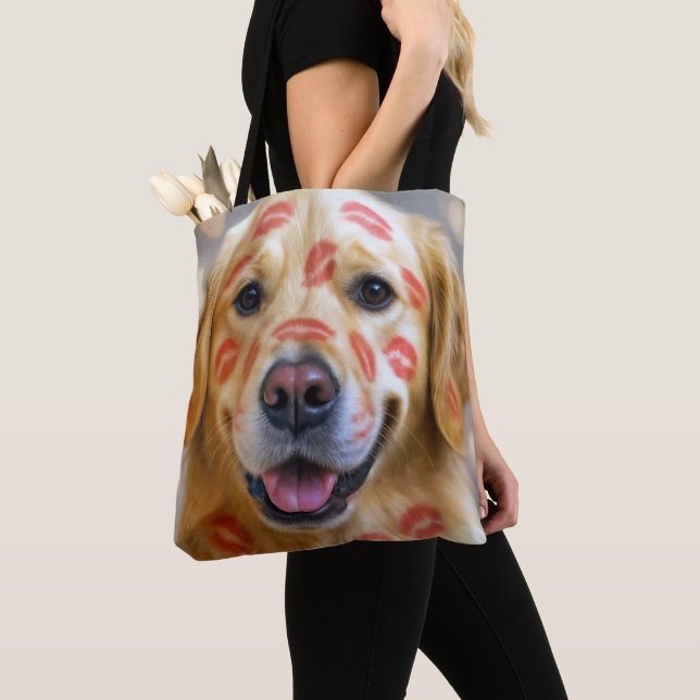 Red Lipstick Kisses On a Golden Retriever Tasche (Von Nahem)