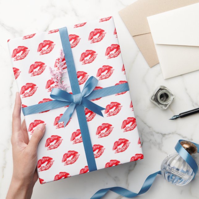 Red Lipstick küsst auf weißes Papier Geschenkpapier (Schenken)