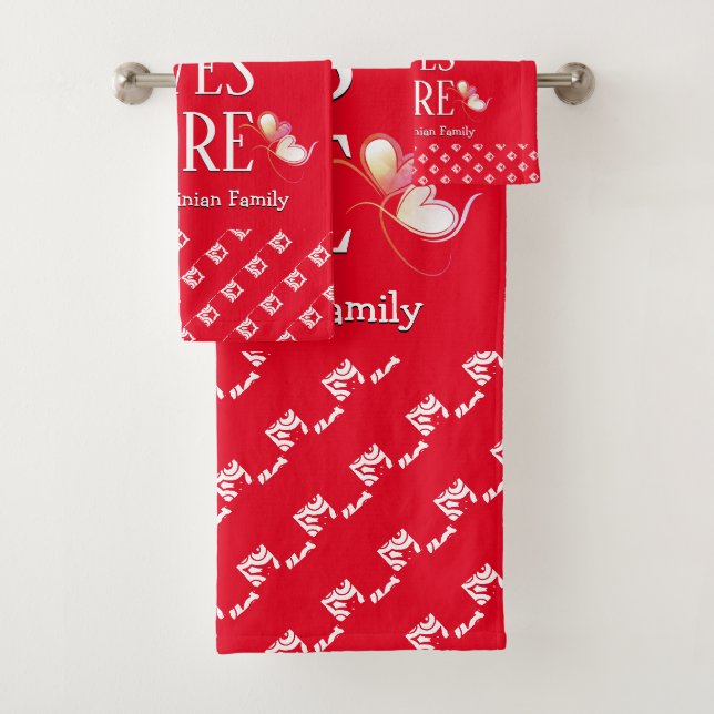 Red | LOVE LIVES ICI | Personnalisable (En situation)