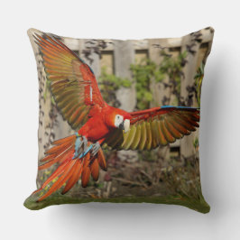 Red Macaw Flying Throw Kissen