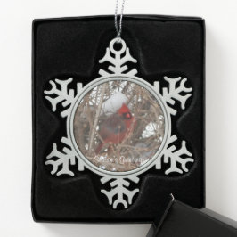 Red Male Cardinal on Snowy Branches Schneeflocken Zinn-Ornament