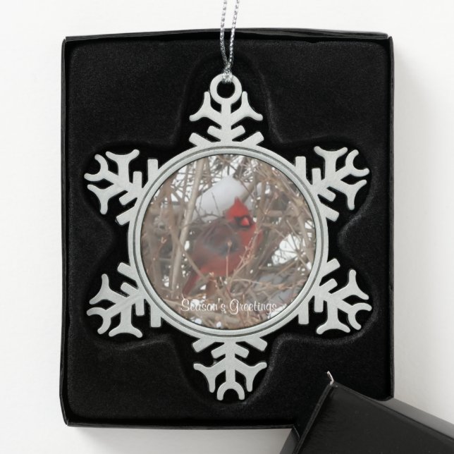 Red Male Cardinal on Snowy Branches Schneeflocken Zinn-Ornament (Box)
