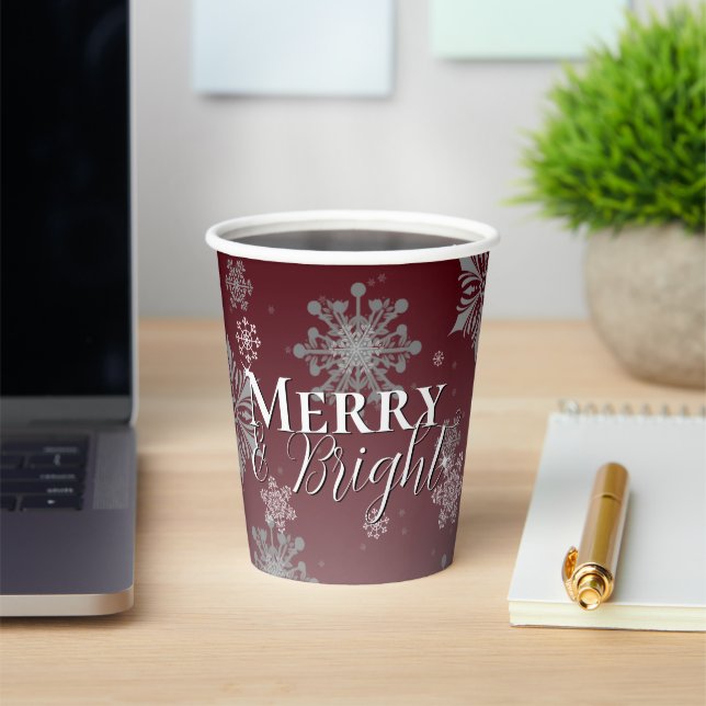 Red Merry and Bright Snowflakes Weihnachten Pappbecher (InSitu)