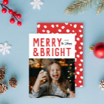 Red Merry & Bright Bold Typografy Weihnachts-Foto Feiertagskarte<br><div class="desc">Senden Sie dieses Jahr Trend mit dieser neuen Urlaubskarte mit moderner Typografie mit dem unten stehenden Foto. Der Rücken zeichnet sich durch ein Muster und eine Stelle für ein zusätzliches Foto und Gefühl aus. Diese Karte ist komplett anpassbar,  inklusive Schriftart und Farbgebung.</div>