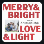 Red Merry Bright Liebe und Light Christmas Holiday Quadratischer Aufkleber<br><div class="desc">Ein Spritzer Rottöne beleuchten dieses moderne,  typische Geschenketikett mit der Aufschrift "Merry & Bright Liebe & Light". An Zuhause gebackenen Waren,  Umschlägen,  Weinflaschen und vielem mehr ankleben,  diese Sonderaufkleber machen Ihr Geschenk leichter und persönlicher.</div>