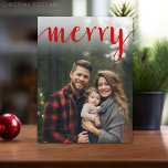 Red Merry Calligraphy - Foto-Typ Feiertagspostkarte<br><div class="desc">Vollständiges Coverage-Foto mit einem roten Overlay - Verwenden Sie ein vertikales Foto, um einen einzigartigen und trendigen Frohen Weihnachtsgrüßen mit einem hellen und fröhlichen Kiefernzweig-Muster zu machen. Dieses Design hat ein abstraktes Gefühl mit bemalten Elementen und einem handgeschriebenen Schriftart. Wenn Sie etwas bewegen möchten, klicken Sie auf die Schaltfläche Anpassen,...</div>