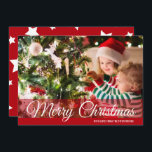 Red Merry Christmas Foto Card Feiertagskarte<br><div class="desc">In dieser Saison wird die Magie der Saison mit diesen Red Merry Weihnachten Foto Grußkarten gefangen genommen! 🎄 ✨ Diese moderne, minimalistische 12x18-Bilderkarte mit weißen Sternen auf der Rückseite, um eine festliche Urlaubskarte zu schaffen. Passen Sie diese bearbeitbare Vorlage für einen sofortigen Download an oder lassen Sie sie für Sie...</div>