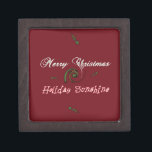Red Merry Christmas Holiday Sunshine Wishings.png Schachtel<br><div class="desc">Alles Gute zu Weihnachten. Die Weihnachtsfarben sind wieder hier. Rot Weiß und Grün für dieses besondere Weihnachtsfest. Diese schöne phantastische Holiday Sunshine Art ist eine der coolen Weihnachtskunst speziell für diesen Weihnachtsfeiertag. Während die Sonne in vielen Teilen der Kontinente und in den Sets des Winters absinkt, ist die Energie für...</div>
