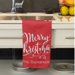Red Merry Christmas Script Personalisiert Geschirrtuch<br><div class="desc">Dieses Design zeichnet sich durch ein fröhliches Weihnachtsfest aus,  mit Kalligraphie-Skript,  einem einfachen grünen,  Hostess-Sake-Geschenk,  können Sie Ihre eigene,  perfekt für Ferien Backen,  ein niedliches lustiges whimsical,  perfekt für festliche lustige,  Weihnachten,  minimalistisch Geschenk.</div>