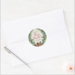 Red Merry Christmas Script Pine Weihnachtsfeier Runder Aufkleber<br><div class="desc">Dieses festliche Design besticht durch einen wunderschönen Aquarellkranz, der aus Snowberries, Kiefernzapfen und Zwiebeln, roten Beeren und Bronzeglocken der Imitate auf einem naturlich aussehenden Imitat besteht. Es umgibt "Frohe Weihnachten" in festlicher Handschrift, gefolgt vom Namen und Jahr der Familie. Vielen Dank für die Unterstützung unseres kleinen Unternehmens, wir schätzen es...</div>