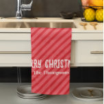 Red Merry Christmas Striped Personalisiert Geschirrtuch<br><div class="desc">Dieses Design besticht durch ein fröhliches Weihnachtsgeschenk,  ein einfaches,  rot gestreiftes Küchentuch,  mit einem niedlichen lustigen,  skurrilen,  modernen Weihnachten,  das sich perfekt für das Backen im Urlaub eignet,  und macht eine großartige Herberge zu einem eleganten,  festlichen Winter,  minimalistisch und minimalistisch.</div>