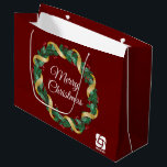 Red Merry Christmas Wreath Custom Business-Logo Große Geschenktüte<br><div class="desc">Diese schöne Firma Weihnachten große Geschenktasche ist mit Ihrem Firmenlogo in einem festlichen Heiligen Beerenkrez mit goldener Garlandumhüllung auf einem roten Hintergrund. Zeitgenössische Geschenkpackung für Ihre Kunden oder Firmenmitarbeiter Geschenke.</div>