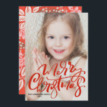 Red Modern Calligraphy Foto Frohe Weihnachten<br><div class="desc">Frohe Weihnachten! Senden Sie Ihre Weihnachtsgrüße an Familie und Freunde mit dieser individuell gestaltbaren Weihnachtsfotokarte. Es zeichnet sich durch eine moderne weiße Kalligraphie mit festlichem Muster aus. Personalisieren Sie diese, indem Sie ein Foto, Namen, Jahr und andere Details hinzufügen. Diese handgeschriebene Weihnachtskarte für das Foto ist auch in anderen Kartenmaterial...</div>