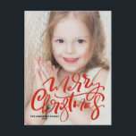 Red Modern Calligraphy Frohe Weihnachten Foto<br><div class="desc">Frohe Weihnachten! Senden Sie Ihre Weihnachtsbotschaft mit dieser individuell gestaltbaren Weihnachtspostkarte an Familie und Freunde. Es zeichnet sich durch eine moderne weiße Kalligraphie aus. Personalisieren Sie diese,  indem Sie ein Foto,  Namen,  Jahr und andere Details hinzufügen. Diese handgeschriebene Weihnachtspostkarte des Fotos ist auf anderen Cardstock erhältlich.</div>