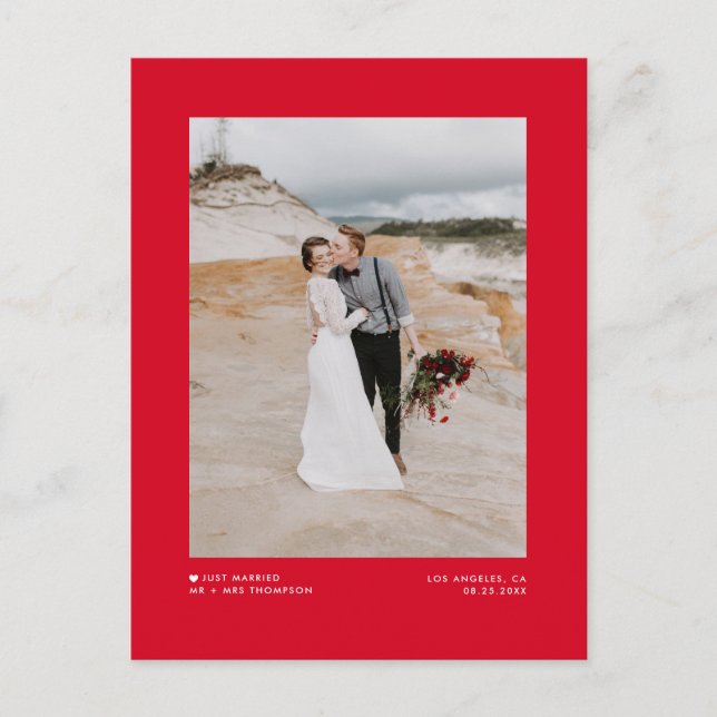 Red Modern Minimalistisch Just Married Foto Hochze Ankündigungspostkarte (Vorderseite)