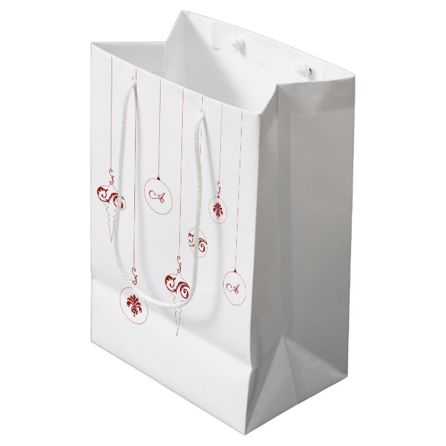 Red Monogram Bauble Christmas Ornaments Geschenkta Mittlere Geschenktüte (Vorderseite Schrägansicht)