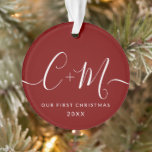 Red Monogram Our First Christmas Custom Foto Ornament<br><div class="desc">Feiern Sie Ihre ersten Weihnachten gemeinsam als Mann und Weiß (nach Ihrer Hochzeit) mit der Monogram Our First Christmas Script Custom Foto Holiday Ornament. Dieses exquisite und personalisierte Ornament erweckt die Freude an Ihrem Urlaubstag als Paar und schafft so einen gepflegten Sake, mit dem Sie Ihren Baum noch viele Jahre...</div>