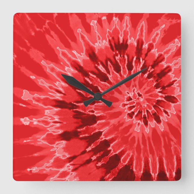 Red on Red Spiral Gefärbte Krawatte Clock Quadratische Wanduhr (Vorderseite)