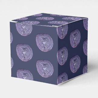Red Onion Pattern with Deep Muted Navy Background Geschenkschachtel