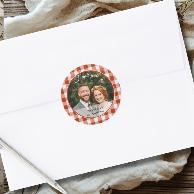 Red-Orange Gingham Danke Foto Runder Aufkleber (Red-Orange Gingham Thank you Photo Classic Round Sticker)