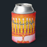 Red Orange Hanukkah Menorah Peace Liebe Light Küns Dosenkühler<br><div class="desc">"Frieden, Liebe und Licht." Ein Kalligrafieschrift-Zitat, das eine nahe Foto-Illustration einer hellen, farbenfrohen, rot-orange-gelben künstlerischen Menorah überlagert, hilft Ihnen, den Urlaub von Hanukkah stilvoll einzuleiten. Genießen Sie die Wärme und die Freude an der Urlaubssaison, wann immer Sie sich mit Ihrem Lieblingsgetränk entspannen. Dieses atemberaubende, farbenfrohe Hanukka kann kühler werden. Personalisieren...</div>