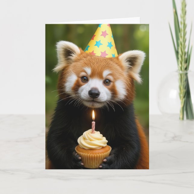 Red Panda Bear Holding a Birthday Cupcake Karte (Vorderseite)
