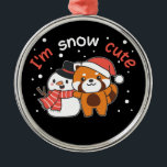 Red Panda I'm Snow Niedlich Snowman Snow Pun Keram Ornament Aus Metall<br><div class="desc">Niedlicher roter Panda mit Schneemann. Ich bin schneeniedlich - ein Schneevergnügen für Winter und Weihnachten. Ein Weihnachtsgrüßen in der kalten Jahreszeit für die Ferien. Weihnachten Red Panda Snowman.</div>