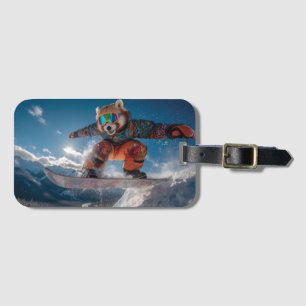 Red Panda Snowboarden in einem farbenfrohen Snowsu Gepäckanhänger