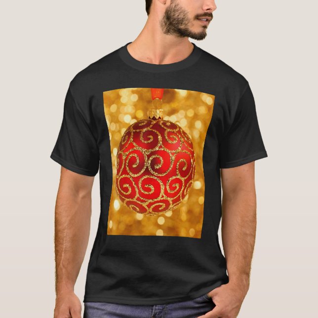 Red Patterned Christmas Bauble on Bokeh Background T-Shirt (Vorderseite)