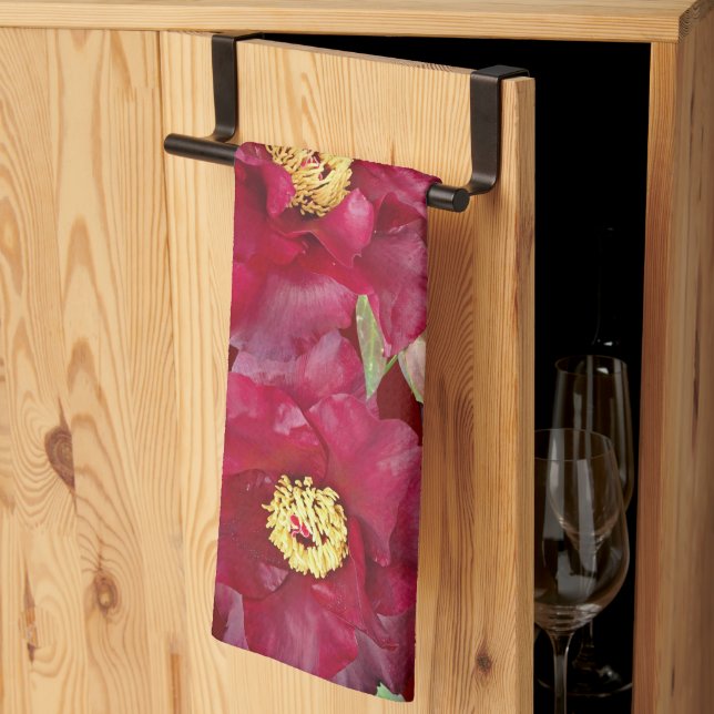 Red Peony mit Foliage auf dunkelrotem Hintergrund Geschirrtuch (Drittel gefaltet)