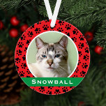 Red Pet Paw druckt Personalisiertes Cat Name Foto Ornament<br><div class="desc">Dieses festliche,  maßgeschneiderte Weihnachtsschmuck kann mit einem niedlichen Foto Ihrer Hauskatze (oder Hündin) und ihrem Vornamen personalisiert werden. Enthält eine rote Hintergrundfarbe mit einem grünen Monogramm Streifen und einem schwarzen Pfotenmuster. Ein einzigartiges Weihnachtsgeschenk für Katzenliebhaber oder zum Feiern von Kätzchenweiden!</div>