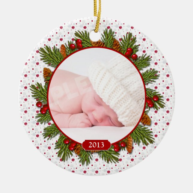 Red Pine Boughs Holly Baby's First Christmas Keramikornament (Vorne)