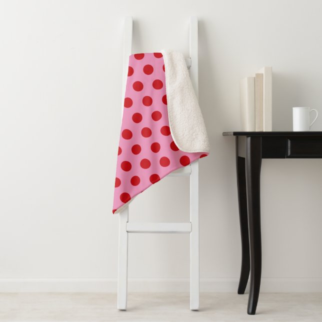 Red Polka Dots on Pink Sherpadecke (Beispiel)